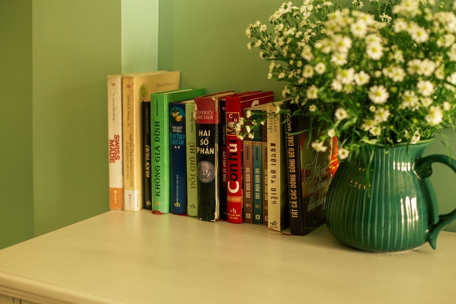 Полка с книгами и цветы