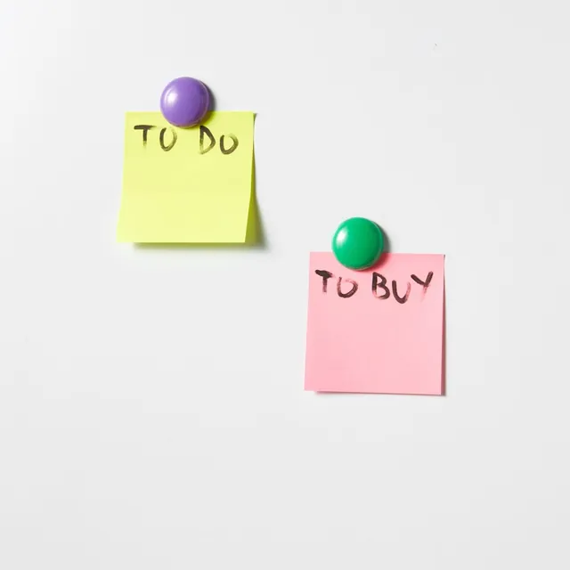 Два стикера на магнитах с надписями «To do» и «To buy» на белой поверхности