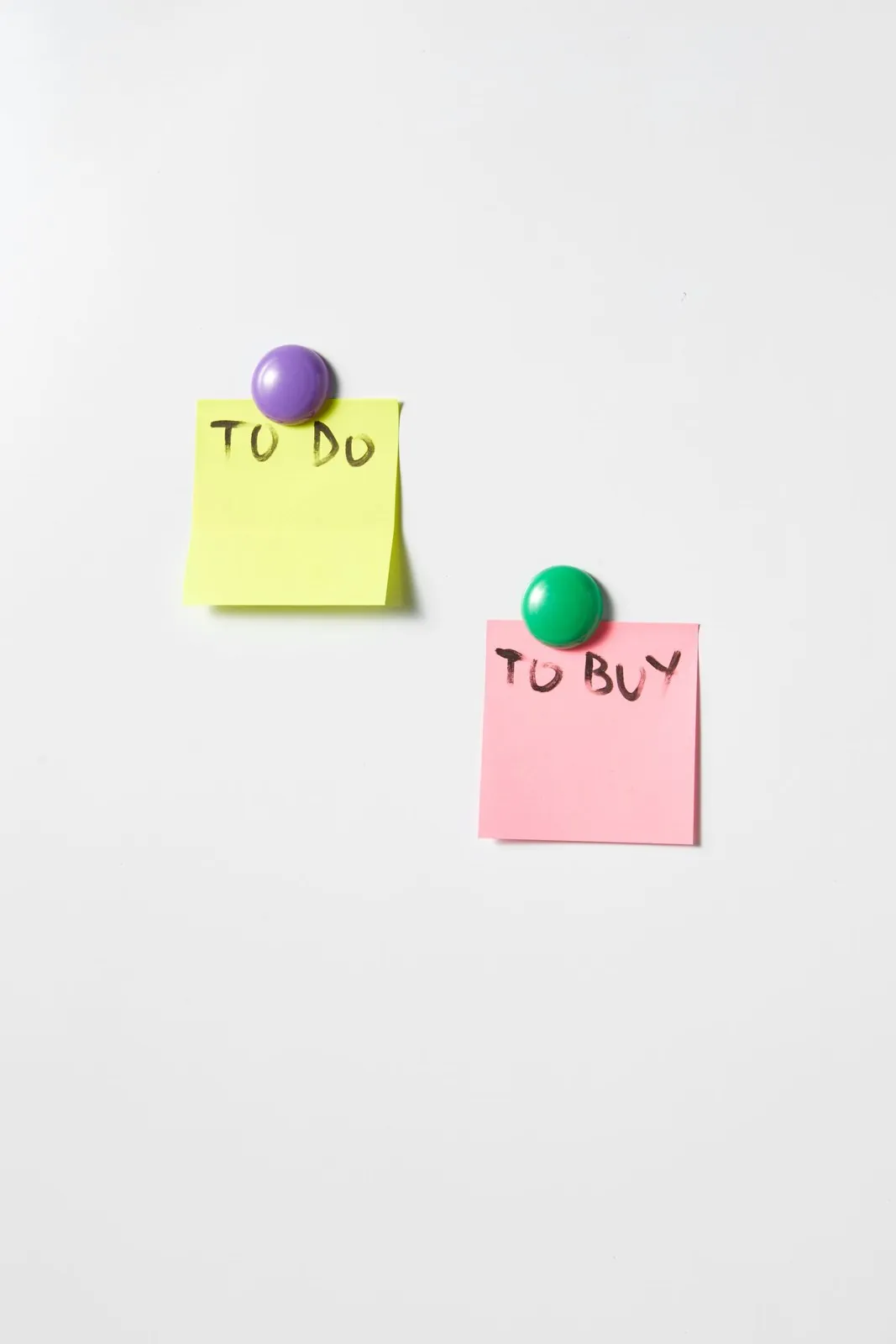 Два стикера на магнитах с надписями «To do» и «To buy» на белой поверхности